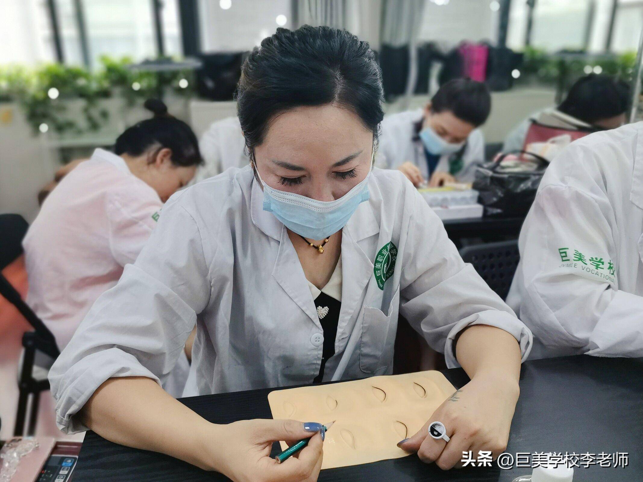 华为手机多少样多少钱
:纹绣就业前景怎么样？学费多少钱