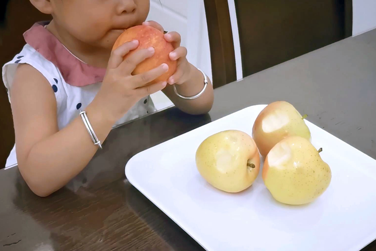 小孩版苹果(苹果小孩壁纸) 小孩版苹果(苹果小孩壁纸)